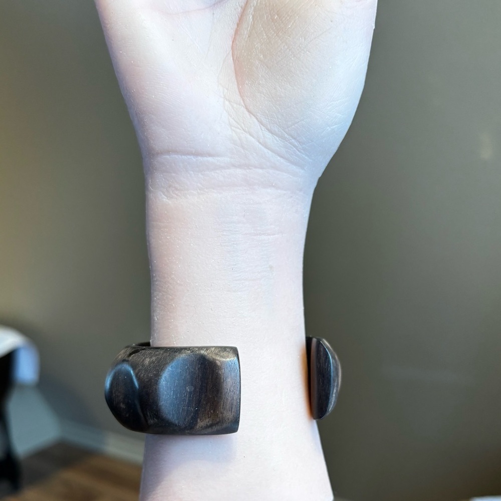 Vintage Hand-Carved Dark Wood Leaf Cuff Bangle - Picture 6 of 11
